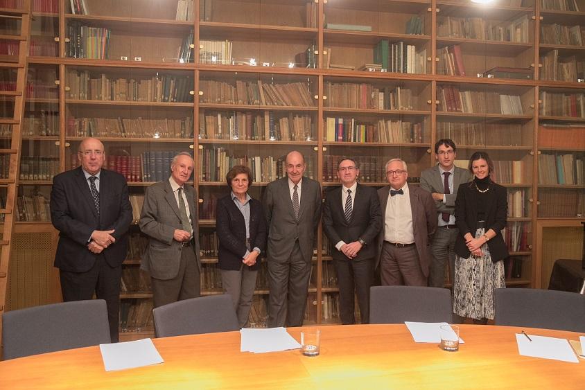 De izquierda a derecha Mart� Parellada, Joan Maj�, Rosa Maria Malet, Miquel Roca, Jaume Gir�, Carles Duarte, Guifr� Lloses i Lourdes Amig�